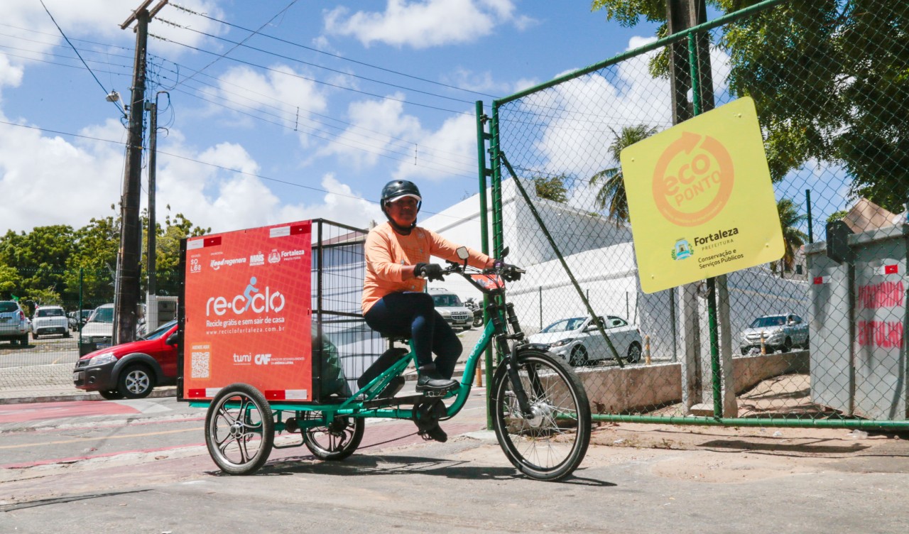 mulher andando na bicicleta do Reciclo